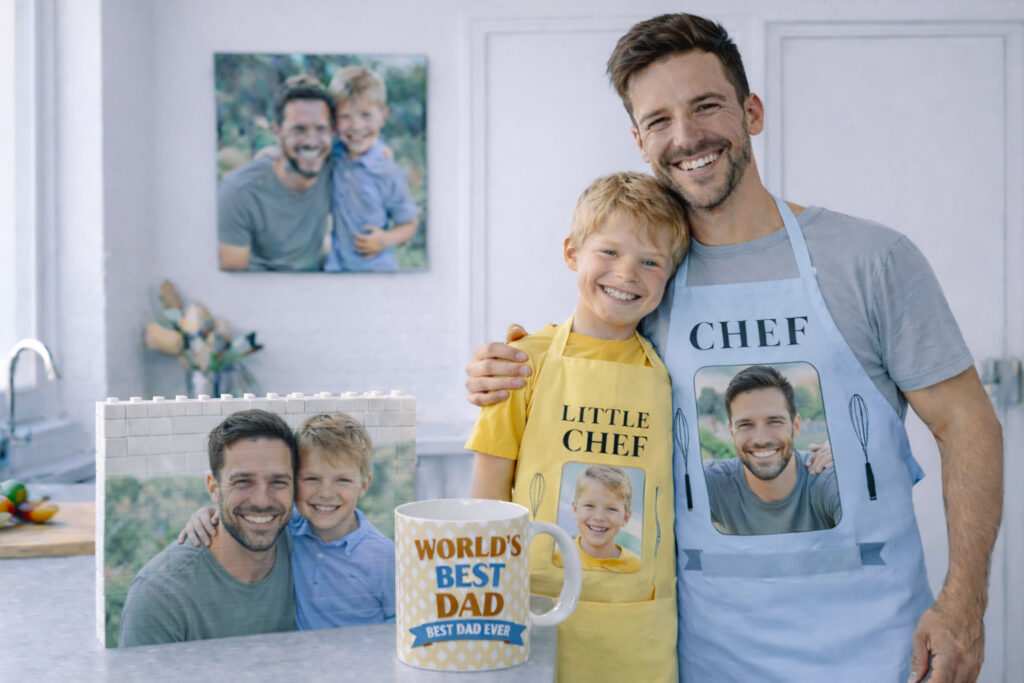 Idee regalo Festa del Papà 2026 con tela, puzzle mattoncini, tazza e grembiule.